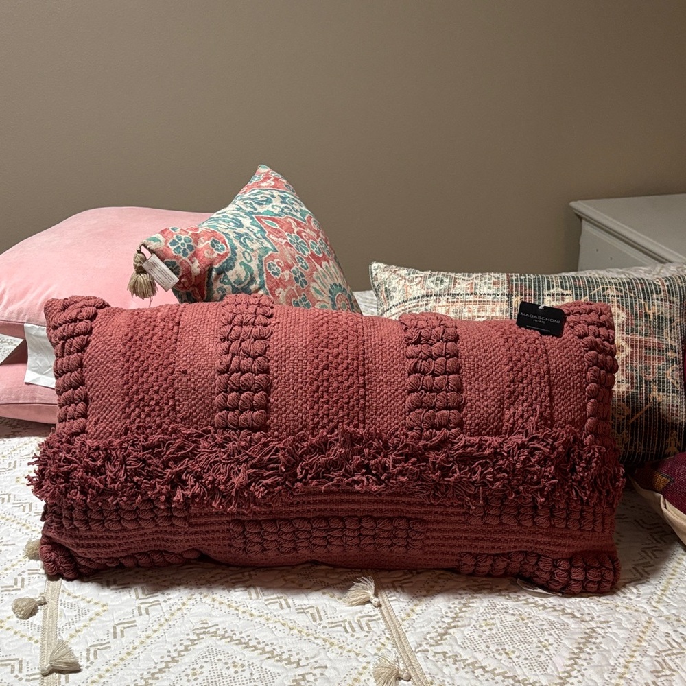 NWT Magaschoni Textured Coral Pillow